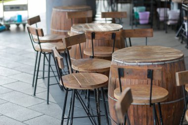 Şarap fıçıları bar masaları ve sandalyelere çevrildi. İyi fikir, restoranda güzel bir tasarım..