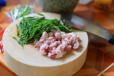 Dilimlenmiş domuz eti, acı biber ve sarımsaklı sotelenmiş demir tavada Tayland yemeği.