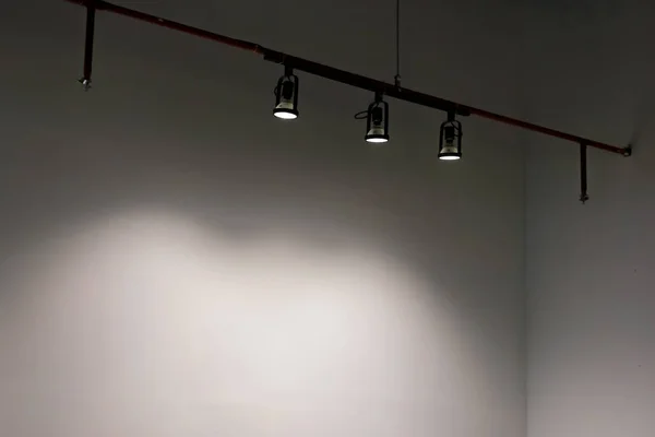 Stüdyo Işıkları Asılıydı Beyaz Odada Işık Mesajlaşmak Için Her Yeri — Stok fotoğraf