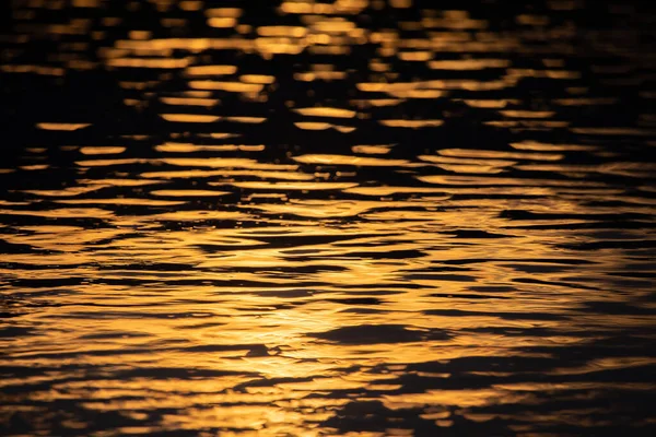 Nahaufnahme Textur Wasseroberfläche Empfindliche Form Reflektieren Sie Licht Himmel Sehen — Stockfoto