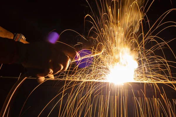 Close Iron Welding Close Sparks Wear Gloves Welding Sparks Fumes — Fotografia de Stock