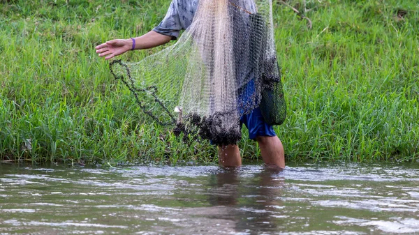 魚を捕まえるために川を歩いている漁師と網のクローズアップショット タイの機器 — ストック写真