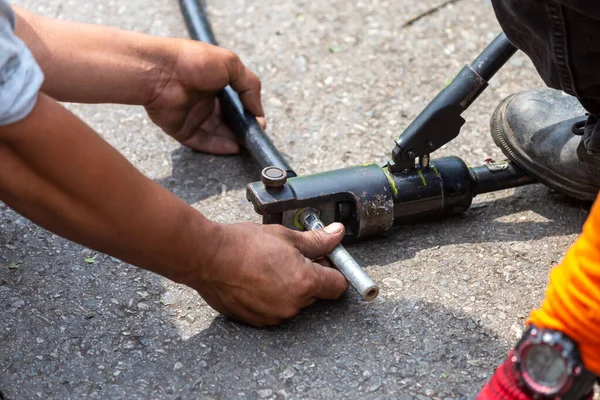 Detailní Záběr Zařízení Elektrikářů Upevnění Kovu Pro Připojení Velké Části — Stock fotografie