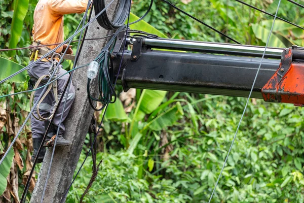 Trabajadores Electricistas Con Herramientas Para Cortar Conectar Cables Sube Poste — Foto de Stock