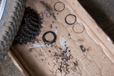 Bisiklet kerterizi bir dağ bisikletinin arka dişli tamir atölyesinde tamir edilmek üzere kaldırıldı