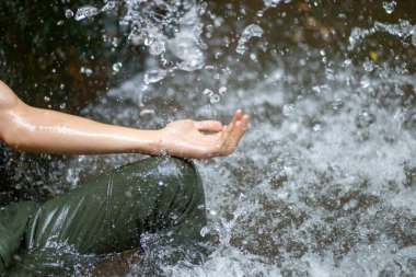 Şelalenin yanındaki suyu destekleyen seçici odak Tayland 'da yaz mevsiminde şelaleler, şelaleler ve küçük akarsular, ferahlatıcı bir nem hissi verir. Kuraklıktan bahset.