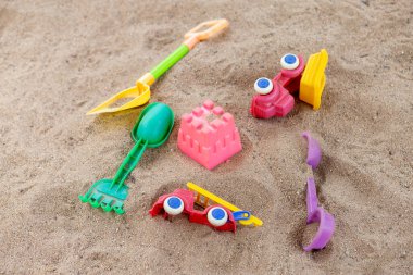 Teknoloji çağında oyuncak araba ve oyuncak kürek üzerinde renkli çocuk oyuncakları seçerdik. Çocuklar sadece cep telefonu oyunları oynardı. Eskisi gibi oyuncaklarla oynamıyorlar..