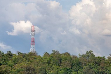 Yüksek ve büyük mobil ağ kuleleri Yağmur bulutu arkaplanı
