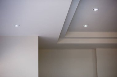 Duvarlar ve tavan beyaza boyanmış. Tayland 'da bir tuğla ustasının inşaat işi. Arkaplan resmi