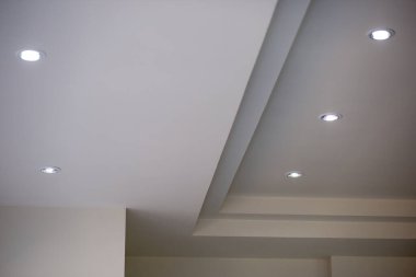 Duvarlar ve tavan beyaza boyanmış. Tayland 'da bir tuğla ustasının inşaat işi. Arkaplan resmi