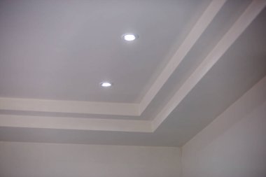 Duvarlar ve tavan beyaza boyanmış. Tayland 'da bir tuğla ustasının inşaat işi. Arkaplan resmi