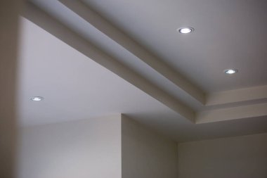 Duvarlar ve tavan beyaza boyanmış. Tayland 'da bir tuğla ustasının inşaat işi. Arkaplan resmi