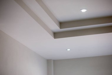 Duvarlar ve tavan beyaza boyanmış. Tayland 'da bir tuğla ustasının inşaat işi. Arkaplan resmi