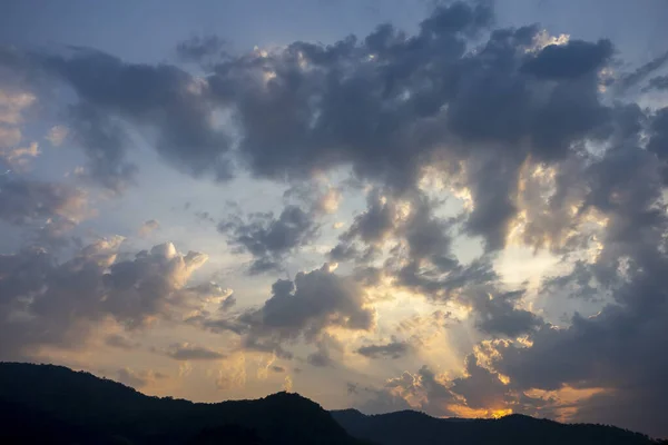 夜空中的风景 云彩和夕阳 高山的阴影作为背景 — 图库照片