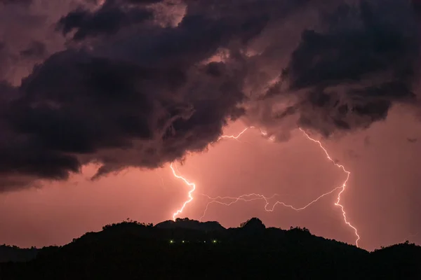 Bergtop Als Het Regent Stormt Dondert Nachts Het Bergdorp Met — Stockfoto