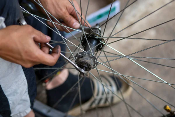 Närbild Axeln Cykelhjulet Borras Händerna Skicklig Utövare Med Skyddshandskar Oljefläckar — Stockfoto