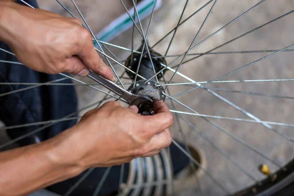 Närbild Axeln Cykelhjulet Borras Händerna Skicklig Utövare Med Skyddshandskar Oljefläckar — Stockfoto