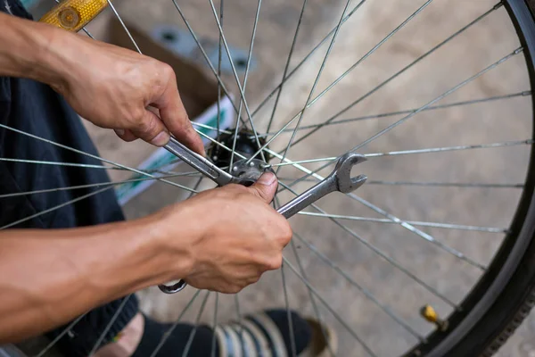 Närbild Axeln Cykelhjulet Borras Händerna Skicklig Utövare Med Skyddshandskar Oljefläckar — Stockfoto