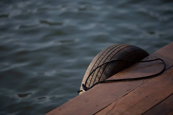 在码头使用的旧车胎使船坞松软 防止震动 用于背景选择性聚焦的照片 — 图库照片