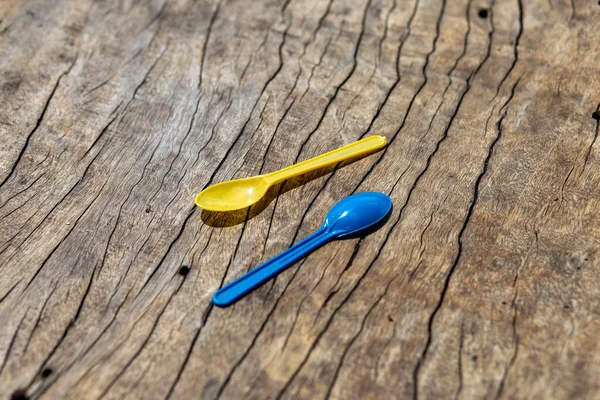 Bright Colored Plastic Spoons Wooden Table Blue Yellow Spoon — Stock Photo, Image