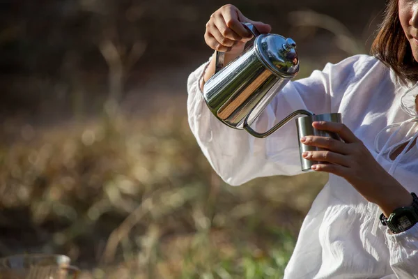 Thermos Acier Inoxydable Dans Les Mains Une Femme Asiatique Verser — Photo