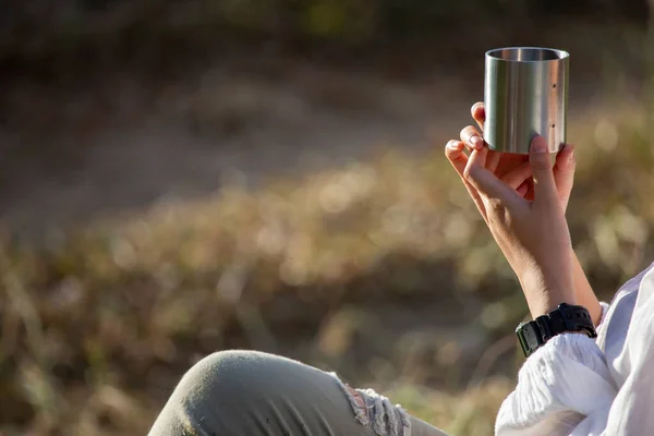一个亚洲女人手中拿着不锈钢咖啡杯 在露营后和晨阳一起 早上放松一下 — 图库照片