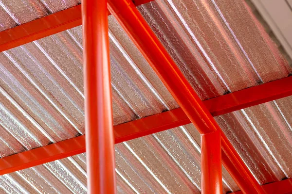 新的保温板安装在车库里 配有钢架和防锈橙色柱子 — 图库照片