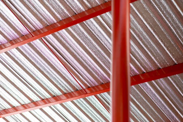 新的保温板安装在车库里 配有钢架和防锈橙色柱子 — 图库照片