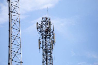 Bir telefon direğinin tepesindeki verici 4G 'den 5G' ye yükseltilmek üzere. Tayland 'da yüksek riskli elektrik mühendisi işi.
