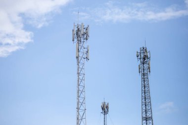 Bir telefon direğinin tepesindeki verici 4G 'den 5G' ye yükseltilmek üzere. Tayland 'da yüksek riskli elektrik mühendisi işi.