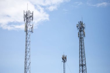 Bir telefon direğinin tepesindeki verici 4G 'den 5G' ye yükseltilmek üzere. Tayland 'da yüksek riskli elektrik mühendisi işi.