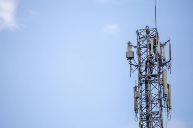 Bir telefon direğinin tepesindeki verici 4G 'den 5G' ye yükseltilmek üzere. Tayland 'da yüksek riskli elektrik mühendisi işi.