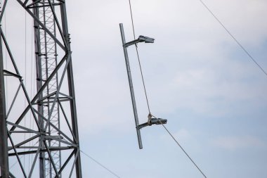 Anten 5G mobil ağ vericisi bir cep telefonu direğinin tepesine çekilmiş. Tayland 'da 4G' den 5G 'ye yükseltmek için yüksek riskli elektrik mühendisi