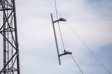 Anten 5G mobil ağ vericisi bir cep telefonu direğinin tepesine çekilmiş. Tayland 'da 4G' den 5G 'ye yükseltmek için yüksek riskli elektrik mühendisi
