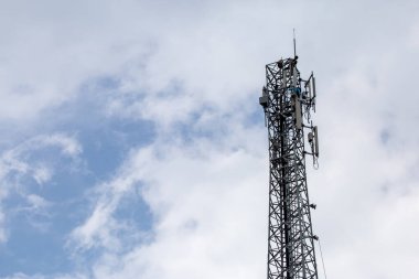 Bir telefon direğinin tepesindeki verici 4G 'den 5G' ye yükseltilmek üzere. Tayland 'da yüksek riskli elektrik mühendisi işi.