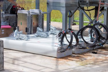 Yeni verici, cep telefonu, yere yerleştirilen anten eskisiyle değiştiriliyor. 4g ağdan 5g 'ye geçiliyor 