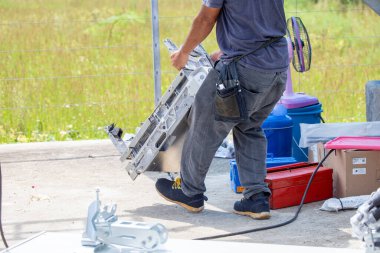 Bir elektrik mühendisinin elinde büyük bir makine var. - Makine. Yeni sinyal devresi, mobil ağ. Sistemi değiştirmek ve 5G ağına yükseltmek için mobil ağ kulesinin altında