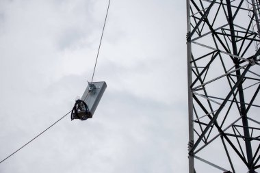 Anten 5G mobil ağ vericisi bir cep telefonu direğinin tepesine çekilmiş. Tayland 'da 4G' den 5G 'ye yükseltmek için yüksek riskli elektrik mühendisi