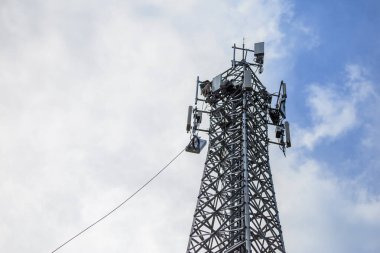 Anten 5G mobil ağ vericisi bir cep telefonu direğinin tepesine çekilmiş. Tayland 'da 4G' den 5G 'ye yükseltmek için yüksek riskli elektrik mühendisi