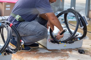 Yeni verici, cep telefonu, yere yerleştirilen anten eskisiyle değiştiriliyor. 4g ağdan 5g 'ye geçiliyor 