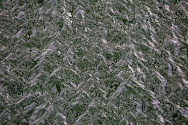 Arka plan için koyu yeşil su yüzeyi güçlü ama yumuşak bir his veriyor. ve sonsuz derinlik