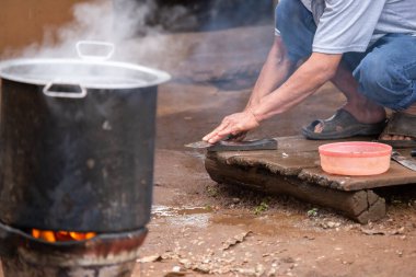 Seçici odak, kırsal kesimdeki köylülerin elleri bıçak yağdırıyor ve çiftliğe hayvanları getirmek için bir soba kuruyor. Aileleri ve arkadaşlarıyla yemek yapmak için..