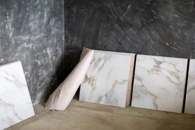 Döşeme döşemeleri yeni mermer desenler çatı katı tarzı beton bir duvarın köşesine yaslanarak beyaz ve gri Modern ev binası ve iç tasarım şiddetli ve güzel bir his veriyor. Yukarıdaki metin için boşluk bırak.