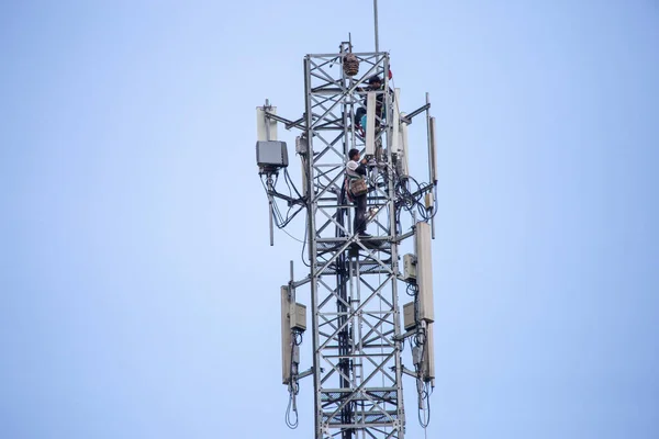 Zender Bovenop Een Gsm Paal Die Van Naar Wordt Opgewaardeerd — Stockfoto