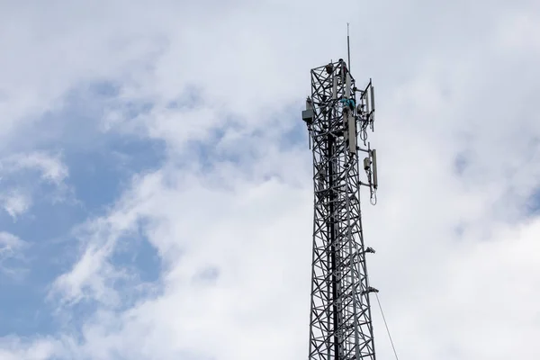 Zender Bovenop Een Gsm Paal Die Van Naar Wordt Opgewaardeerd — Stockfoto