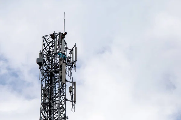 Zender Bovenop Een Gsm Paal Die Van Naar Wordt Opgewaardeerd — Stockfoto