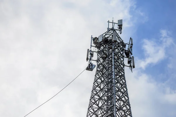 Antenne Mobiele Netwerkzender Werd Naar Bovenkant Van Een Mobiele Telefoonpaal — Stockfoto