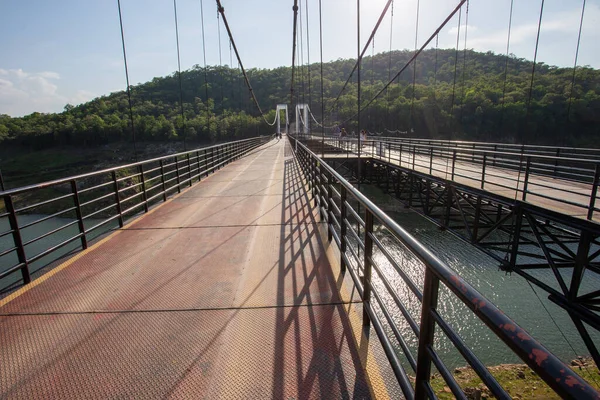 Puente Colgante Grande Coche Puede Conducir Través Puente Sobre Río —  Fotos de Stock