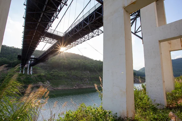 Ponte Sospeso Grandi Dimensioni Auto Può Guidare Attraverso Essa Ponte — Foto Stock