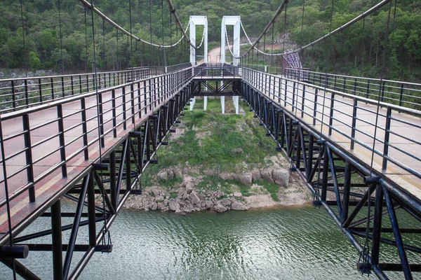 Μεγάλη Κρεμαστή Γέφυρα Αυτοκίνητο Μπορεί Διαπεράσει Γέφυρα Πάνω Από Τον — Φωτογραφία Αρχείου